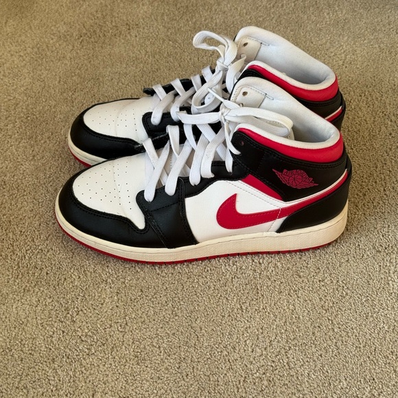 Nike Air Jordans white/ gym/ Black/ Red grade school boys sneakers size 6Y - Picture 2 of 5